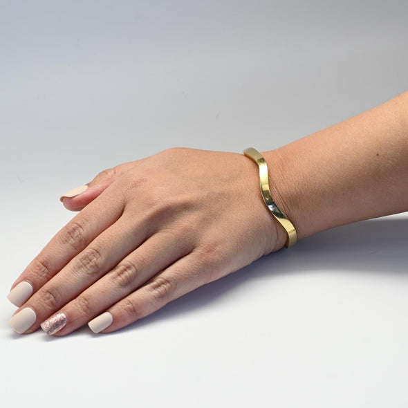 Tiffany & Co Zig Zag Wave 18K Yellow Gold Hinged Bangle Bracelet w Box
