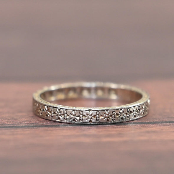Vintage Diamond 18k White Gold Art Deco Floral Wedding Band
