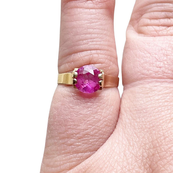Vintage 18K Yellow Gold Solitaire Pink Gem Engagement/Statement Ring on the hand from the top looking at the overall size 